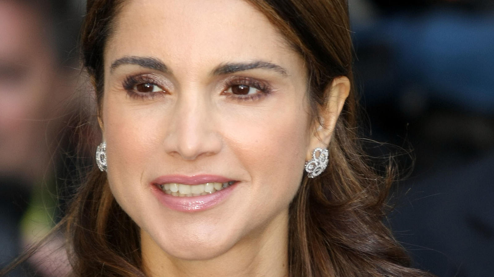 Prinzessin Diana wurde zur schönsten Royal Lady gekürt Königin Rania von Jordanien besucht am Mittwoch (09.04.2008) in Wien die Silberkammer der Hofburg. Auf dem Programm des jordanischen Königspaares steht auch ein Besuch beim Einsatzkommando Cobra in der Wiener Neustadt. Foto: Martin Votava +++(c) dpa