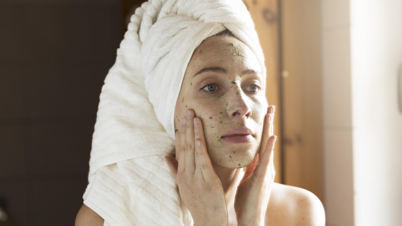 Gesichtsmasken: Drei Tipps für die volle Pflegewirkung Frau mit Gesichtsmaske