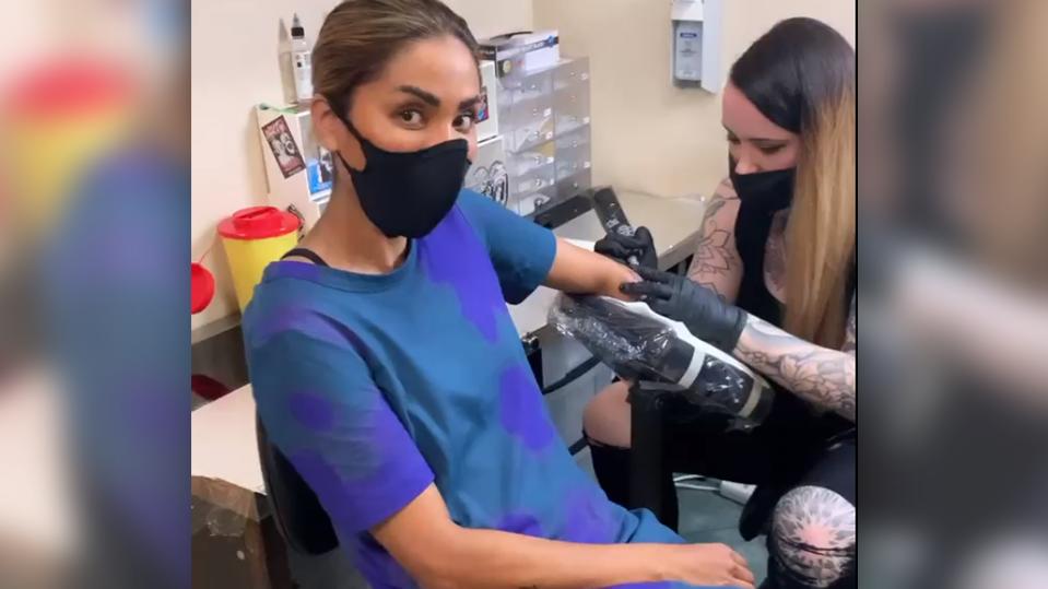 Rapperin Sabrina Setlur zeigt ihr neues Tattoo Rapperin Sabrina Setlur zeigt ihr neues Tattoo