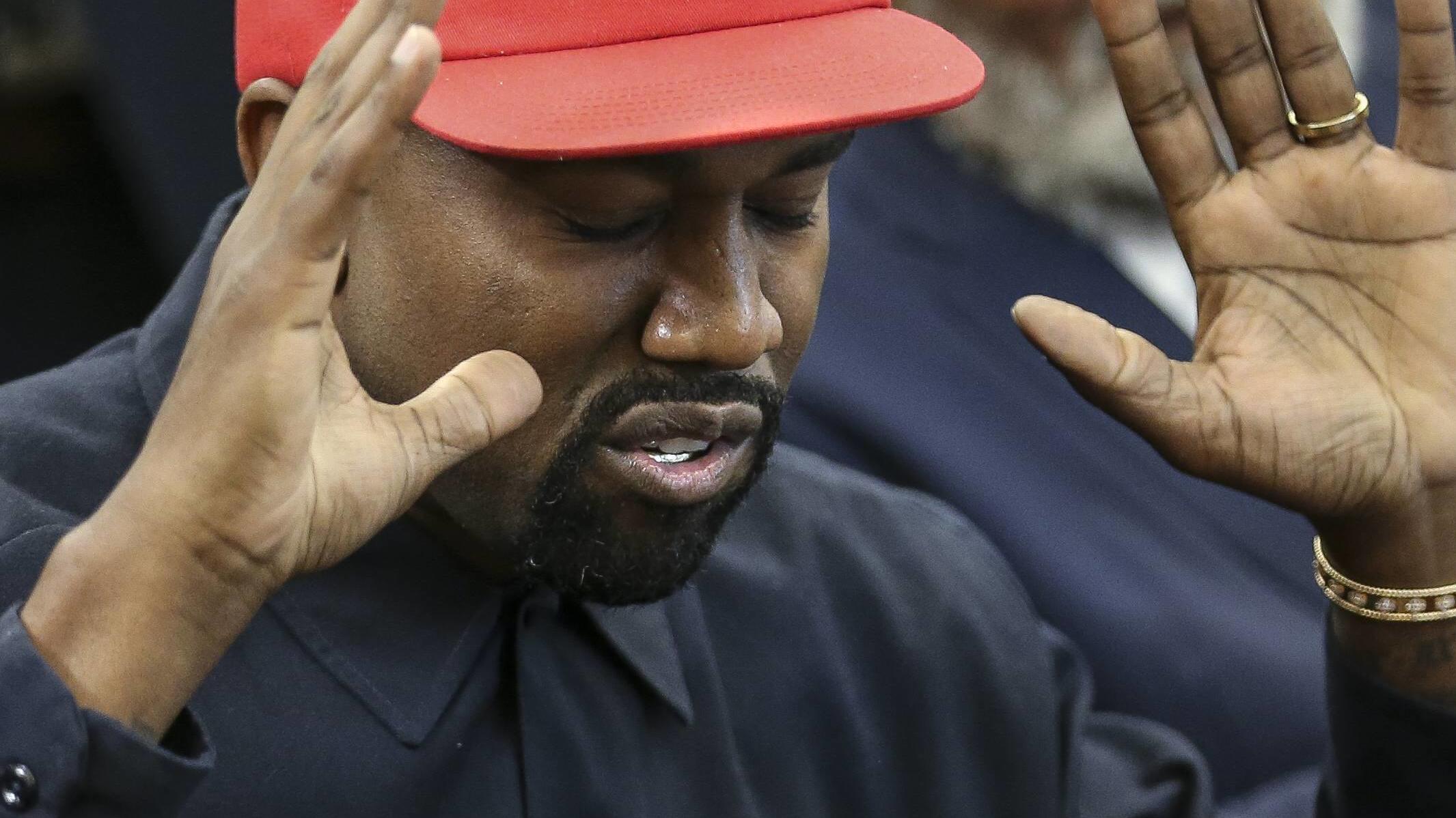 Kanye West im Twitter-Wahn: Wollte er die Scheidung von Kim Kardashian? Kanye West speaks during a meeting in the Oval office with President Donald Trump at the White House on October 11, 2018 in Washington, DC. Trump later signed the Music Modernization Act that protects copyrights in the digital age, in Washington, DC
