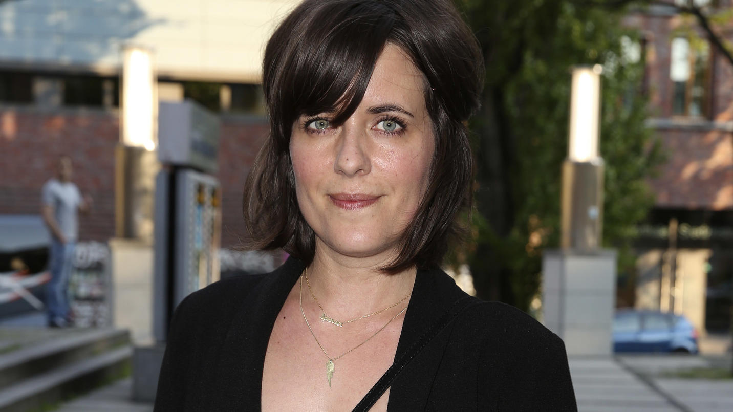 Sarah Kuttner präsentiert ihre Dehnungsstreifen völlig offen Sarah Kuttner