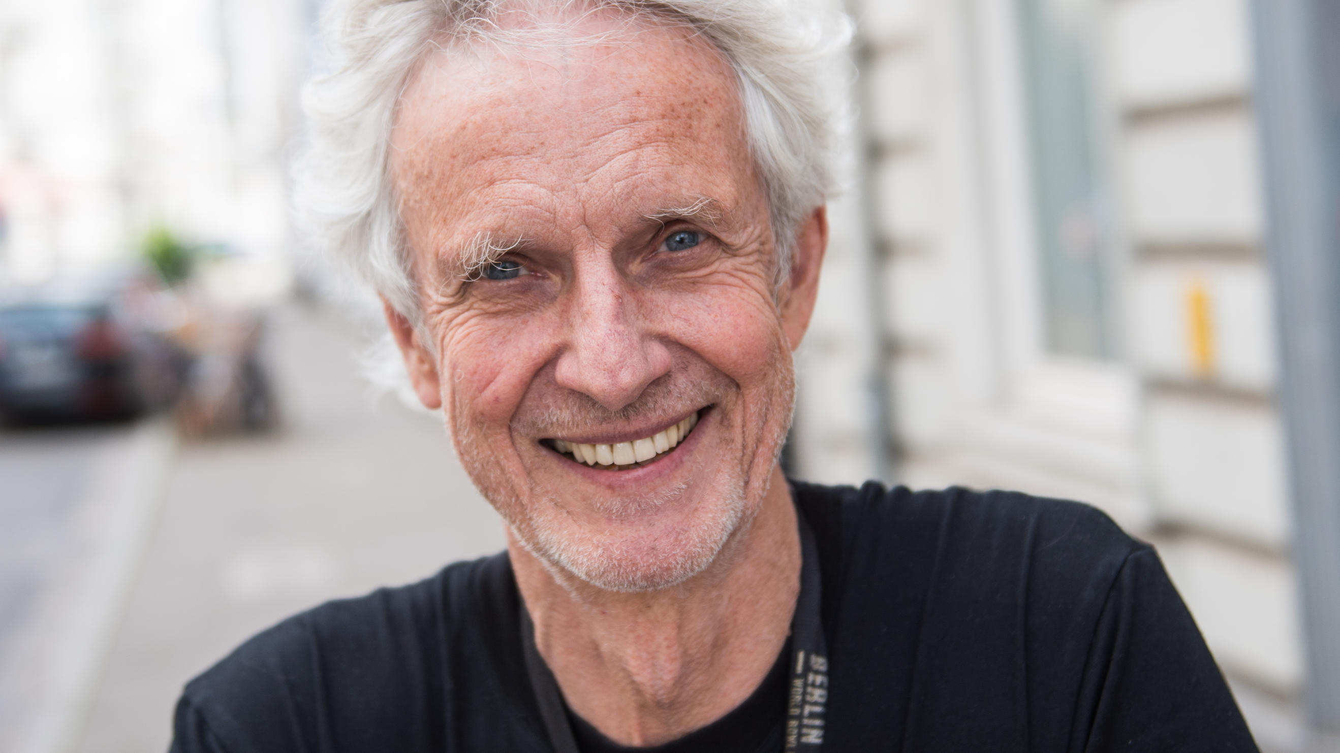 Mathieu Carrière trägt Make-up & Lippenstift: „Ich wäre lieber als Frau geboren worden“ Mathieu Carrière wird am 2. August 75 Jahre alt.