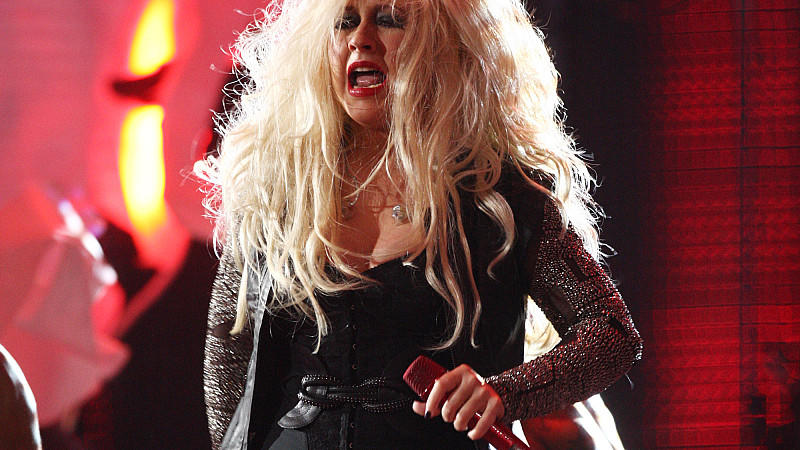 Christina Aguilera: Moppelalarm auf der Bühne Christina Aguileras Bühnenoutfit beim 'Michael Forever'-Konzert war alles andere als vorteilhaft.