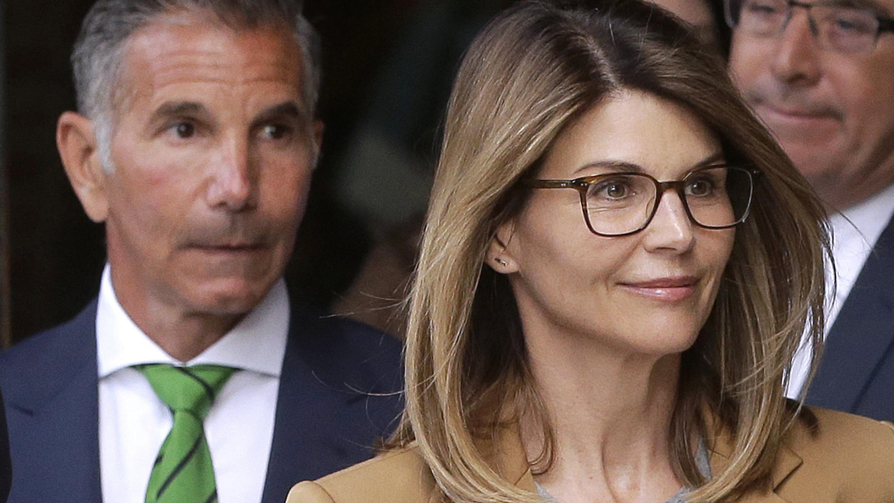 Jetzt sitzt auch Lori Loughlins Ehemann Mossimo Giannulli im Gefängnis ARCHIV - 03.04.2019, USA, Boston: Lori Loughlin, US-Schauspielerin, und ihr Mann Mossimo Giannulli, Modedesigner, verlassen das Bundesgericht wo sie sich der Anklage in einem landesweiten Bestechungsskandal gestellt haben. (zu dpa "Bestechungsskandal