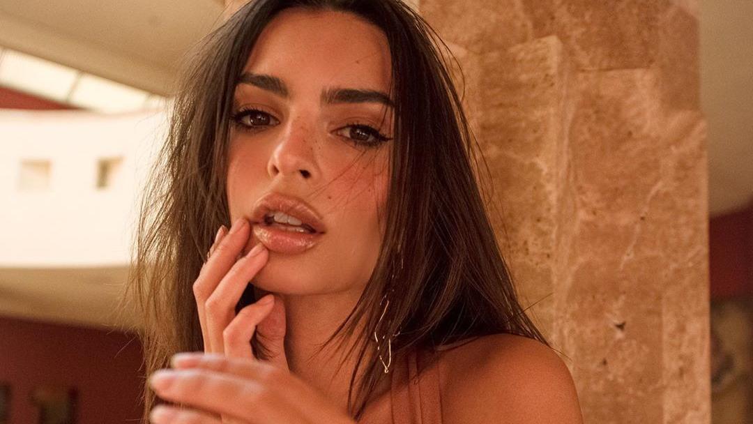 Emily Ratajkowski hat eine neue Po-Bemalung Emily Ratajkowski sorgt für Schnappatmung.