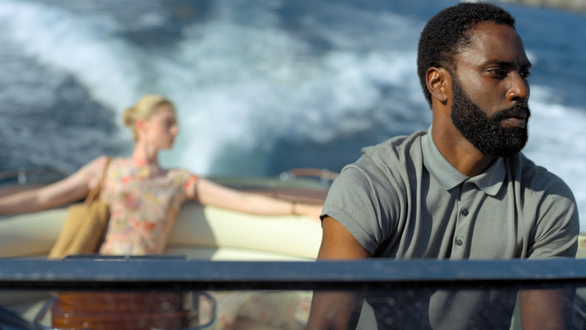 Tenet mit Robert Pattinson und John David Washington - Filmkritik Elizabeth Debicki und John David Washington in einer Szene des Films "Tenet" (undatierte Filmszene). Der Film kommt am 26.08.2020 in die deutschen Kinos.