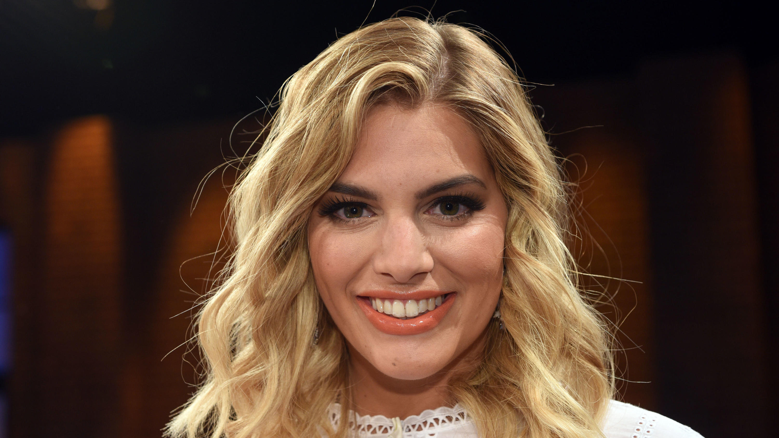 Angelina Kirsch zeigt uns ihre Kurven ARCHIV - 23.06.2017, Nordrhein-Westfalen, Köln: Model Angelina Kirsch lächelt nach der Aufzeichnung der Talkshow Kölner-Treff im Studio. Die 30-Jährige sitzt in der Jury der RTL-II-Casting-Show «Curvy Supermodel», die am 26. Juli um 20.15 Uhr startet