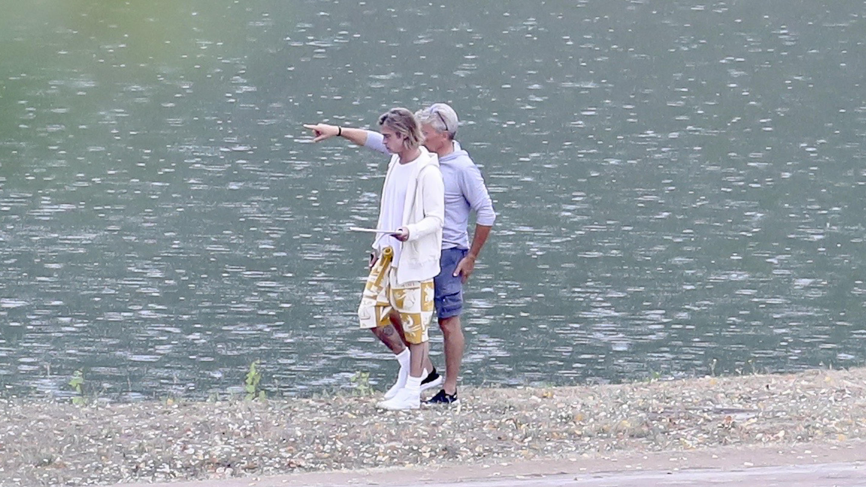 Brad Pitt und neue Freundin Nicole Poturalski: Schon wieder alles aus? Brad Pitts angebliche neue Freundin Nicole Poturalski ist wieder abgereist und Brad fährt mit einem Freund oder Angestellten des "Chateau Miraval"-Weinguts in Süd-Frankreich über das Gelände.