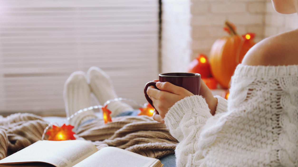 Kuschelige Einrichtungstipps: So wird's im Herbst gemütlich Frau macht es sich zuhause gemütlich