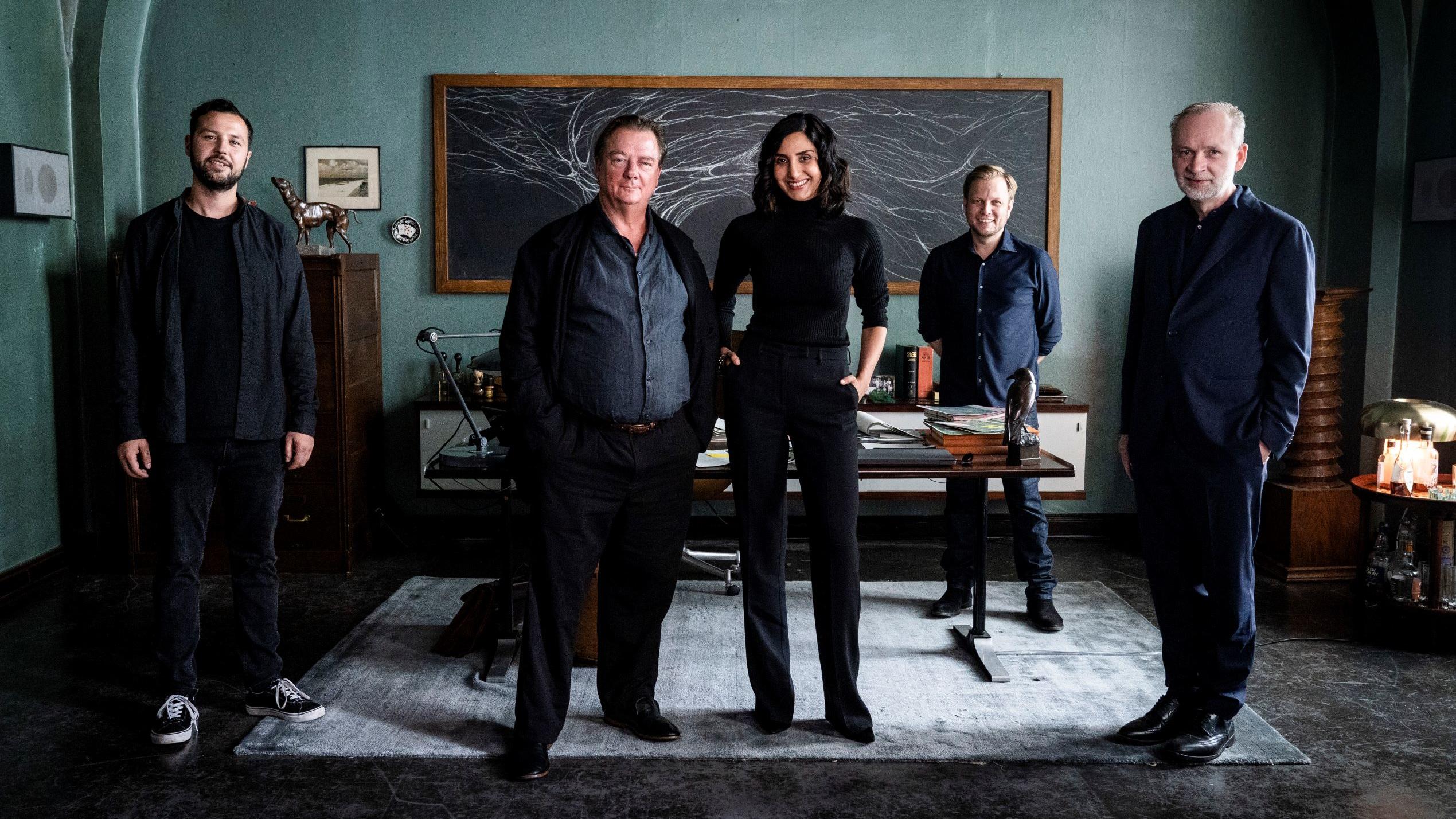 TVNOW wird zu RTL+ und startet direkt mit hochkarätigen Serien Drehstart für die Drama-Serie "Glauben": Daniel Prochaska (Regie), Hauptdarsteller Peter Kurth und Narges Rashidi, Jan Ehlert (Produzent) und Ferdinand von Schirach (Konzept & Buch) (v.l.)