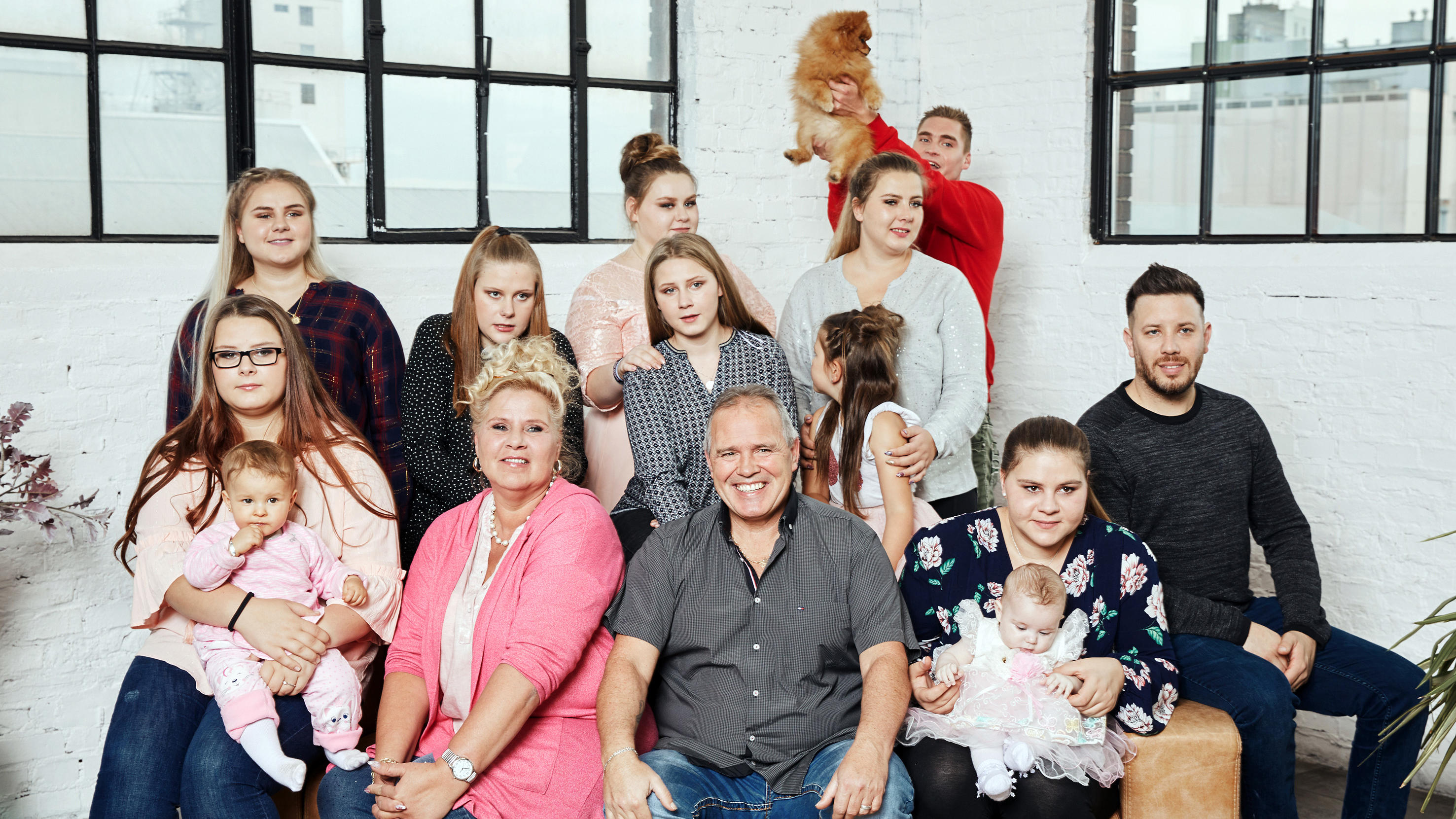 Die Wollnys sind wieder da! Bei Loredana flattern zum ersten Mal Schmetterlinge Vorn v.li.: Calantha mit Cathaleya, Silvia, Harald, Sylvana mit Anastasia Mitte v.li.: Estefania, Lavinia, Loredana, Celina-Sophie, Florian Hinten v.li.: Sarah-Jane, Sarafina, Peter
