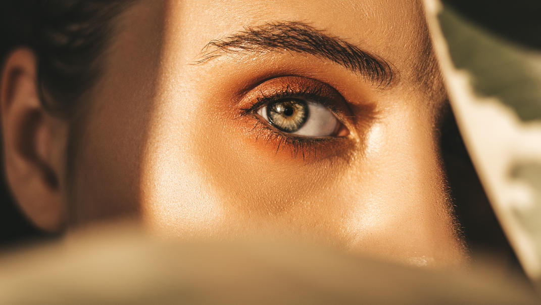 Swept-up-Brows: So gelingt das angesagte Augenbrauen-Styling Frau mit Swept-up-Brows