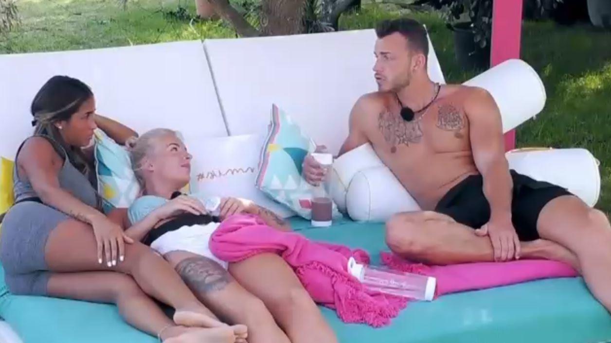 Love Island: Nathalia weint bittere Tränen - weil Luca nicht eifersüchtig ist Nathalia und Luca streiten sich. Der Grund: Der Muskelprotz ist ihr einfach nicht eifersüchtig genug.