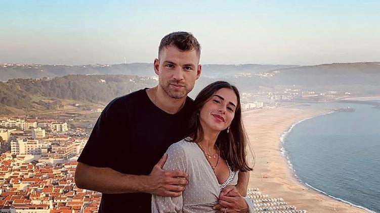Sarah Lombardi zeigt für Bananen-Sänger Julian Büscher vollen Körpereinsatz Julian und Sarah begeistern Fans mit witzigem Instagram- Clip