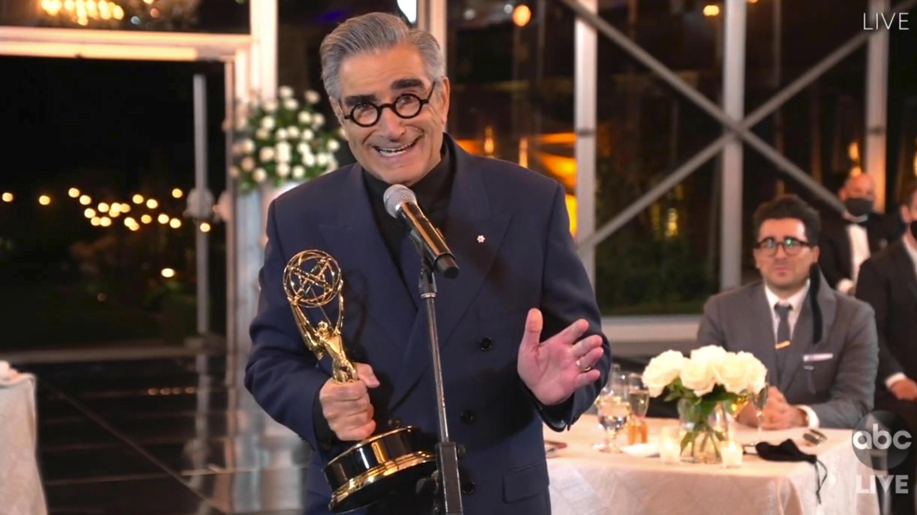 "Schitt's Creek" räumt bei den Golden Globes ab: Hier gibt's alle Infos zur Hit-Serie Eugene Levy bei der Emmy-Verleihung 2020. Er spielt nicht nur eine der Hauptrollen sondern hatte auch mit seinem Sohn zusammen die Idee für die Serie.