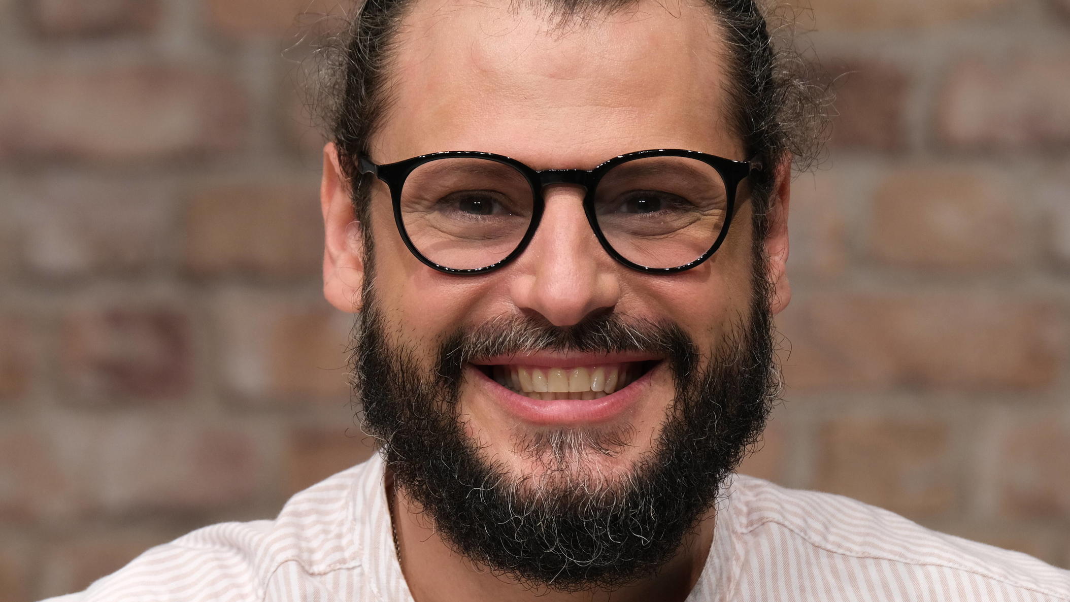 Neuer Job: Manuel Cortez arbeitet jetzt als Hypnotiseur Hamburg Manuel Cortez auf der Bühne Weihnachten nur zu zweit Plötzlich klingelt es an der Tür, ein fremdes Pärchen erscheint, und eine amüsante Komödie um Liebe, Sex und Sehnsucht beginnt. Das Theaterstück Swinging Bells hat am 18.9.2020 Premiere in