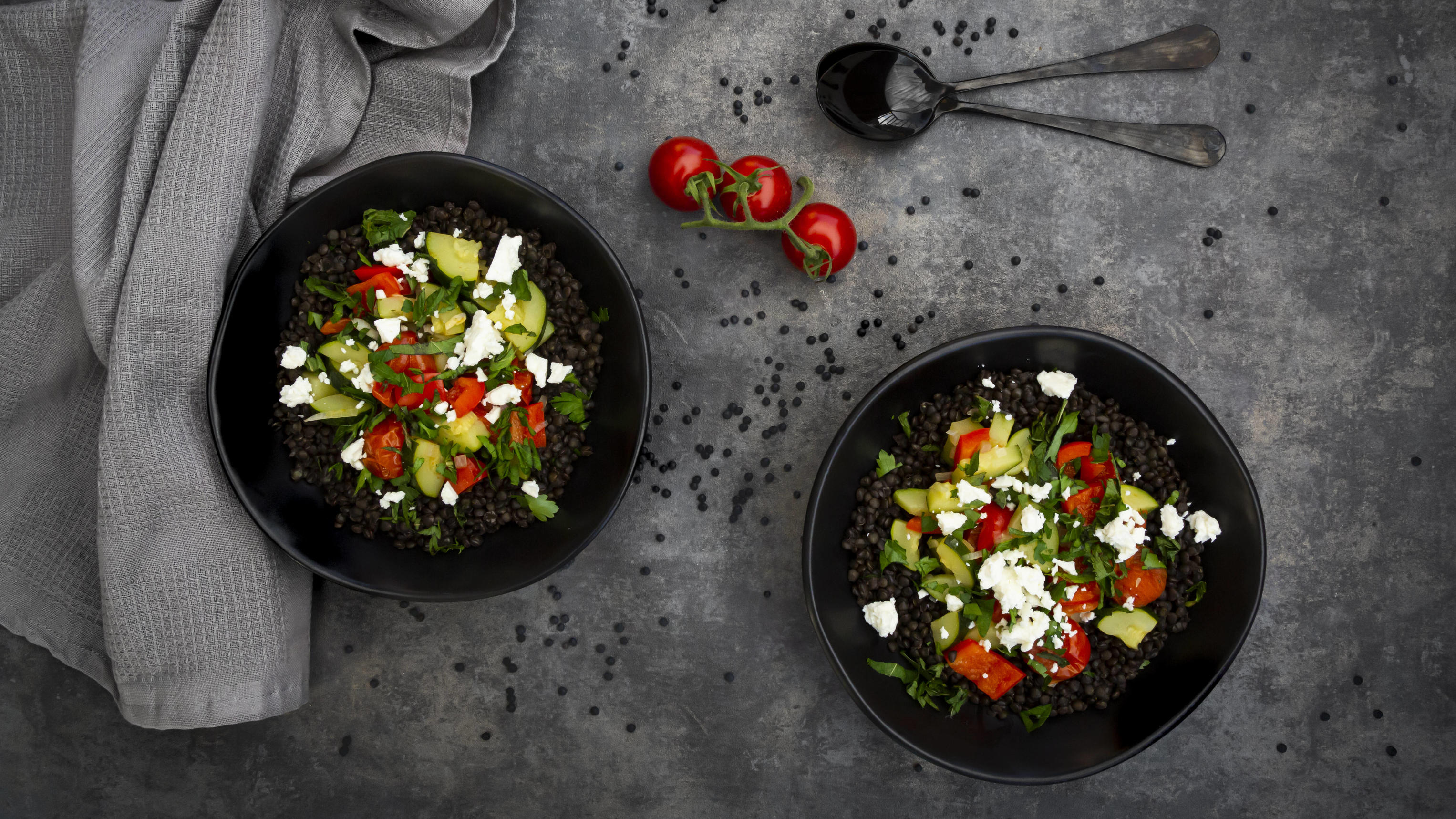 Richtig essen nach persönlichem Ayurveda-Typ Beluga lentils with tomatoes, peppers, zucchini, feta, mint and parsley PUBLICATIONxINxGERxSUIxAUTxHUNxONLY LVF08517