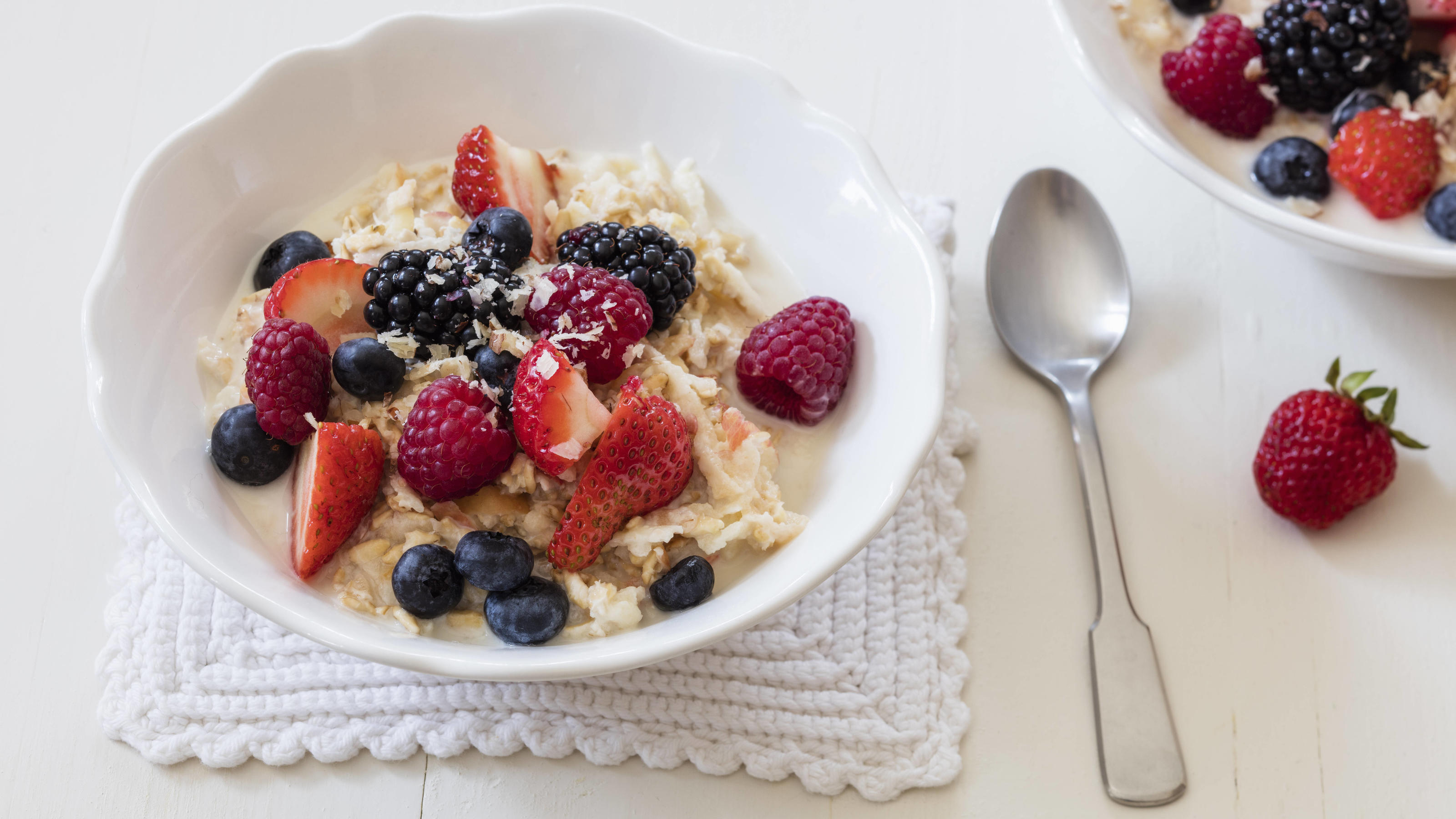 Richtig essen nach persönlichem Ayurveda-Typ Bowls of fresh vegan muesli with various berries, currants and almond milk PUBLICATIONxINxGERxSUIxAUTxHUNxONLY EVGF03518