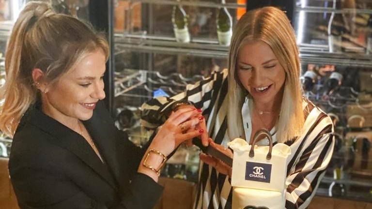 Valentina & Cheyenne Pahde: Diese Party feierten die Twins zum 26. Geburtstag Cheyenne und Valentina schneiden gemeinsam die besondere Geburtstagstorte an
