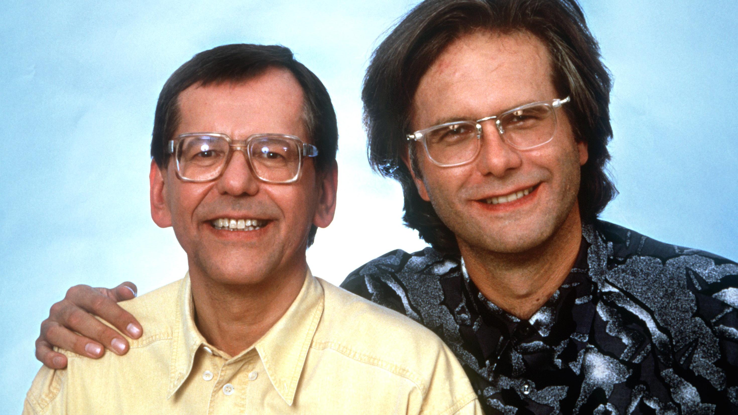 Herbert Feuerstein ist tot: „Schmidteinander“-Entertainer wurde 83 Jahre alt Humor-Scharfrichter und Prügelknabe: Ungewohnt harmonisch lächeln die Entertainer Herbert Feuerstein (l) und Harald Schmidt aus der TV-Kultshow "Schmidteinander" am 19.8.1992. Feuerstein feiert am 15.6.2002 seinen 65. Geburstag. Der gebürtige Salzbur