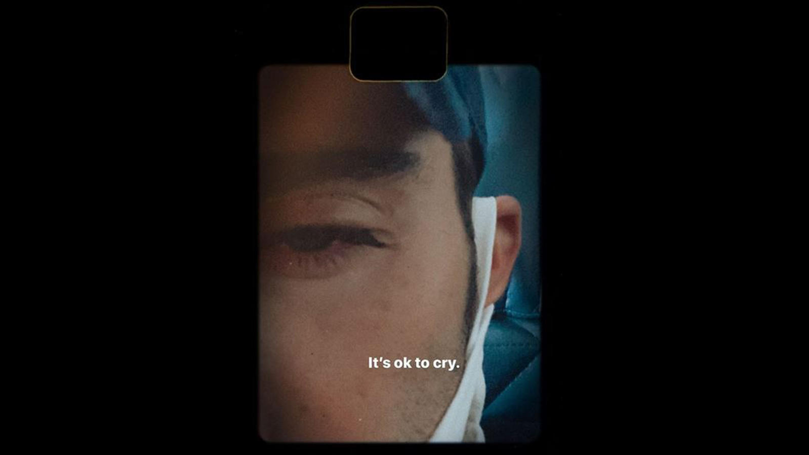 Demi Lovatos Ex-Verlobter Max Ehrich wird im Netz gemobbt Auf seinem Instagram-Account: Max Ehrich postet eine Nahaufnahme von seinem tränenverschmierten Auge. "Es ist okay zu weinen", schreibt er zu dem Foto (Bildquelle: Instagram.com/maxehrich).