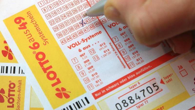 Lotto-Ausschuss: Schon 2018 Hinweise zu hohen Gewinnen Ein Lottoschein wird ausgefüllt
