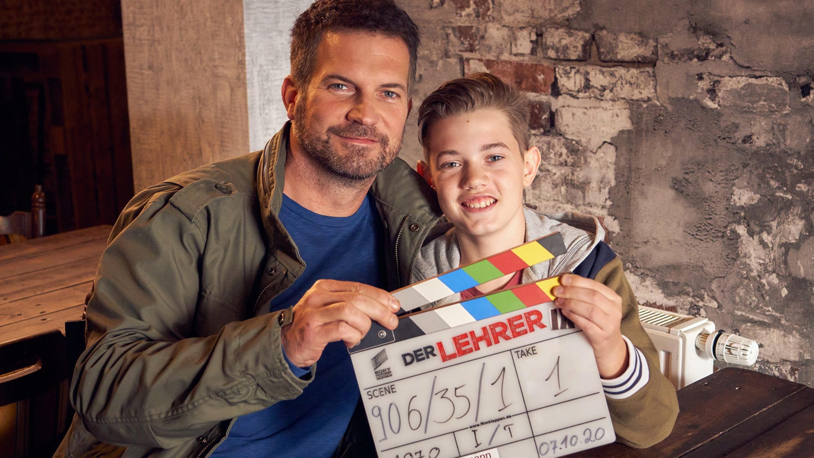 Simon Böer: Sohn Milon wird zu seinem Serien-Sohn bei "Der Lehrer" Simon und Milon Böer sind Vater und Sohn - auch bei "Der Lehrer", denn in der Serie schlüpft Milon in die Rolle des Julius, dem Sohn von Lehrer David.