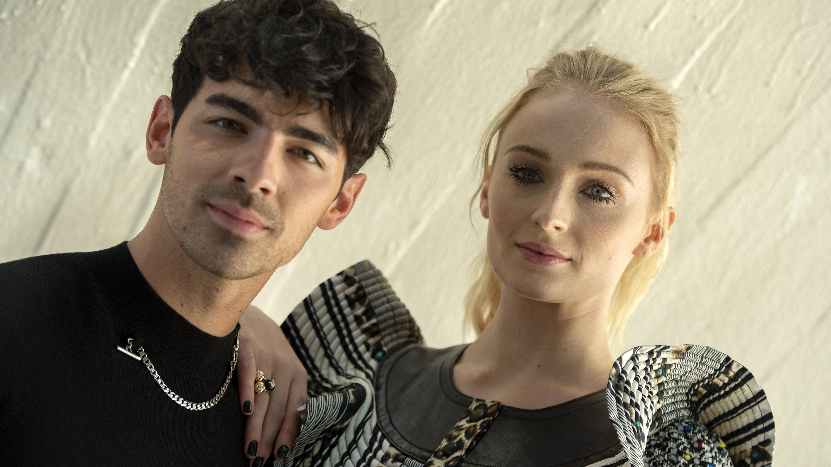Erwischt! Joe Jonas & Sophie Turner beim Ausflug mit Tochter Willa Joe Jonas und Sophie Turner harmonieren auch optisch sehr gut miteinander. Das beweisen sie auf diesem Foto, das 2019 bei einer Fashionshow von Louis Vuitton in New York entstanden ist.