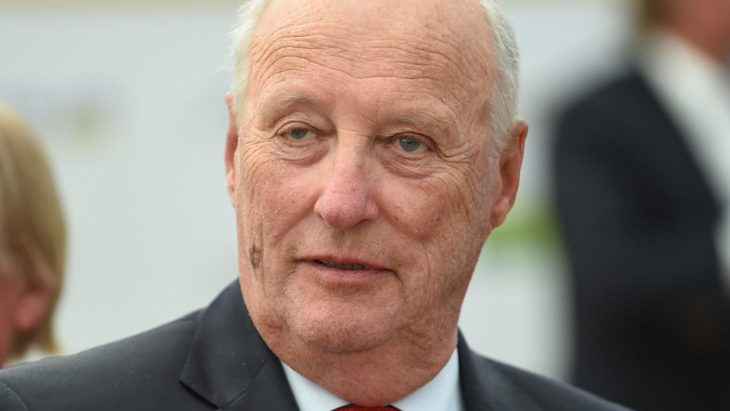 Das norwegische Königshaus trauert ARCHIV - 01.07.2018, Baden-Württemberg, Langenargen: König Harald V. von Norwegen nach der offiziellen Eröffnung der Segel-Weltmeisterschaft in der Acht-Meter-Klasse. (zu dpa "Haakon: König Harald geht es nach OP gut") Foto: Felix Kästle/dpa +++ dpa-