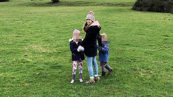 Mamabloggerin Zoe Powell und ihre drei Kinder sterben bei Horror-Crash Mamabloggerin und ihre drei Kinder sterben bei Autounfall.