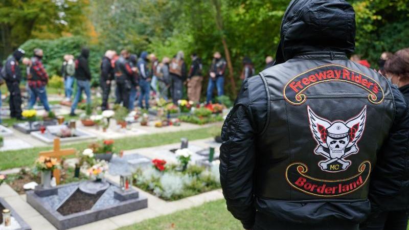 Rocker versammeln sich für Trauermarsch in Gelsenkirchen Teilnehmer gedenken auf dem Friedhof einem getötetem Rocker