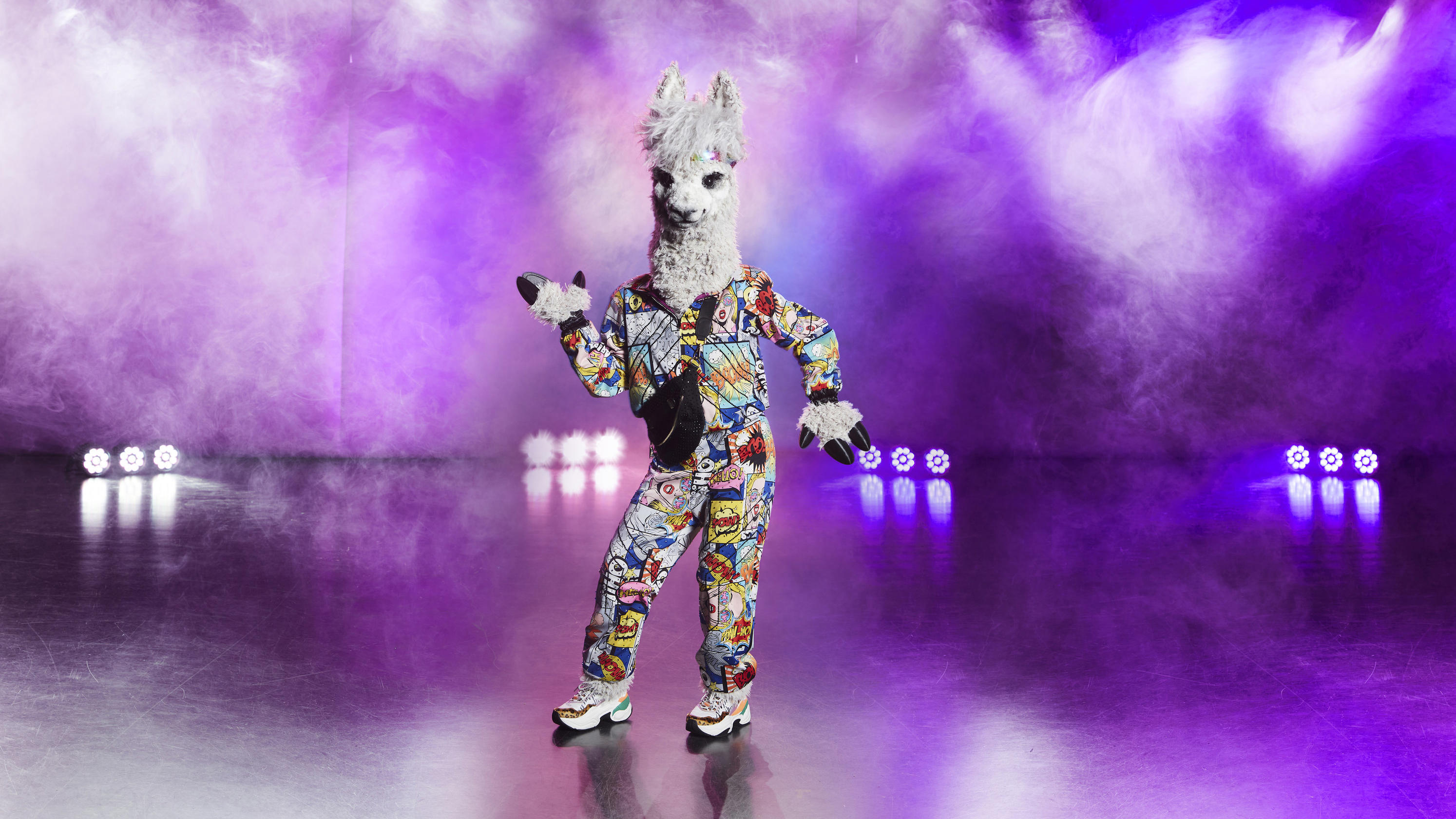 "The Masked Singer": Diese Promis könnten unter den Kostümen stecken HANDOUT - 29.09.2020, Nordrhein-Westfalen, Köln: Die Figur «Das Alpaka» steht in der Prosieben-Show «The Masked Singer» auf der Bühne. Die neue Staffel des Gesangswettbewerbs beginnt am 20.10.2020 bei ProSieben. (zu dpa "Macht Lena uns die Katze? «Ma