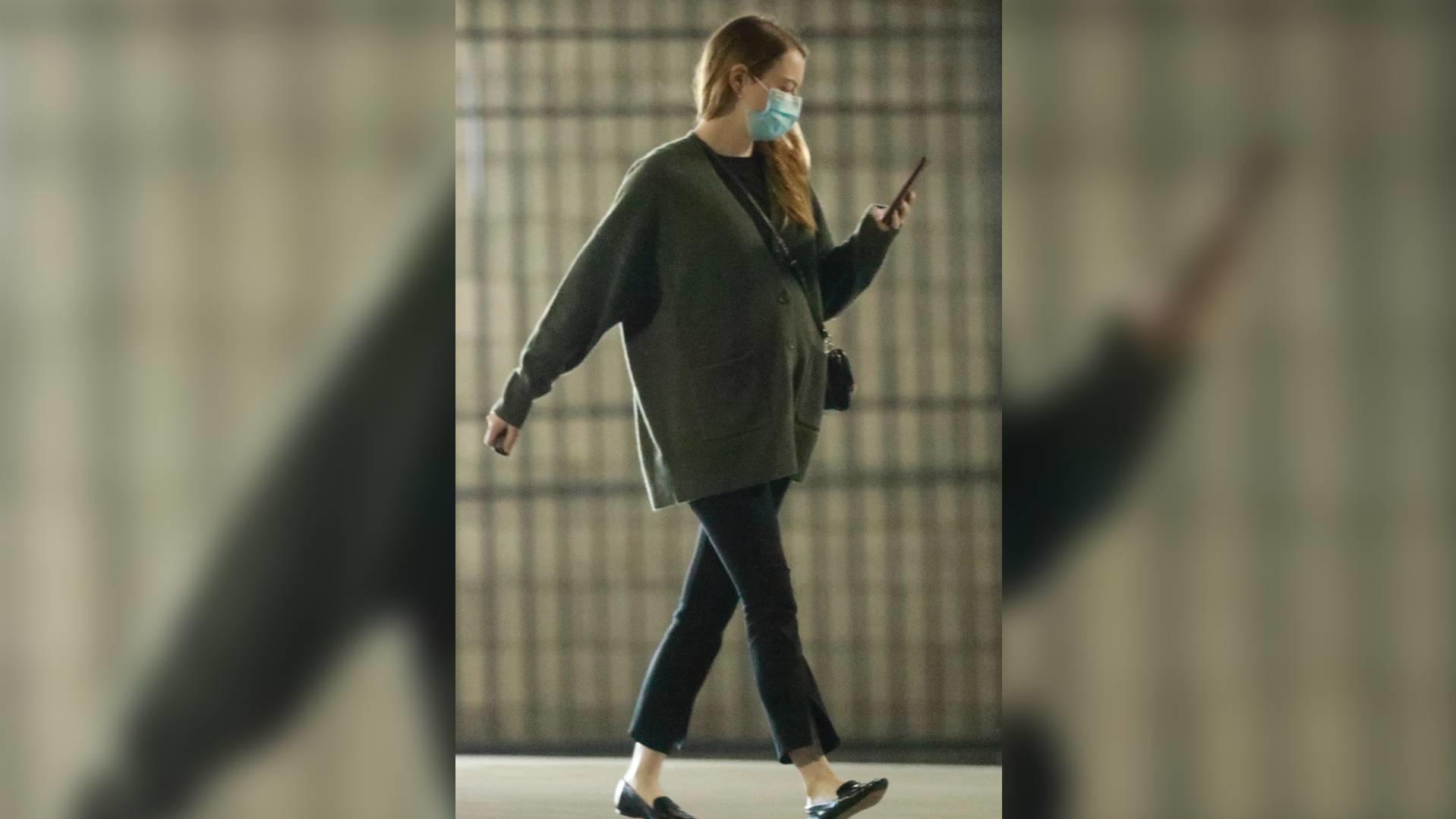 Emma Stone im Mama-Glück? Neue Bilder heizen die Baby-Gerüchteküche weiter an Emma Stones Babybauch wird hier sehr deutlich!