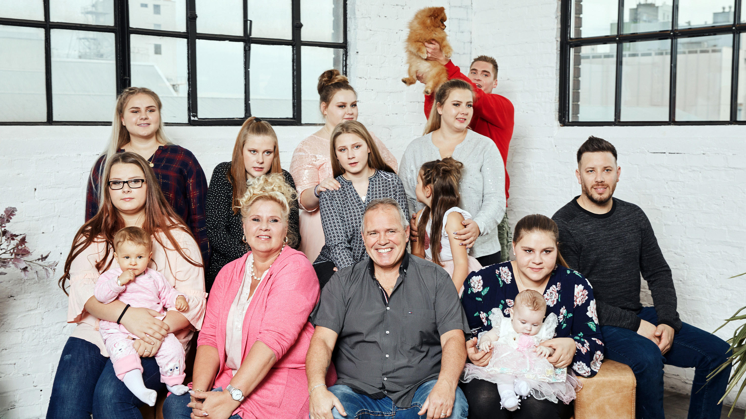 Corona-Rückblick bei "Die Wollnys": Hat Mama Silvia für die Familie gehamstert? HANDOUT - 19.10.2019, ---: Calantha mit Cathaleya (vorn, l-r), Silvia, Harald und Sylvana mit Anastasia, sowie Estefania (Mitte, l-r), Lavinia, Loredana, Celina-Sophie und Florian und Sarah-Jane (hinten, l-r), Sarafina und Peterbeim Familienfoto fü