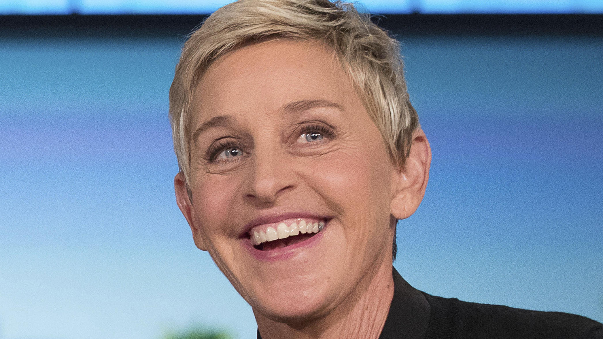 Ellen DeGeneres neuer Look: SO sieht die Moderatorin nicht mehr aus! FILE - In this Oct. 13, 2016, file photo, Ellen DeGeneres appears during a commercial break at a taping of "The Ellen Show" in Burbank, Calif. The program won outstanding entertainment talk show at the 47th annual Daytime Emmy Awards. (AP Photo/Andr