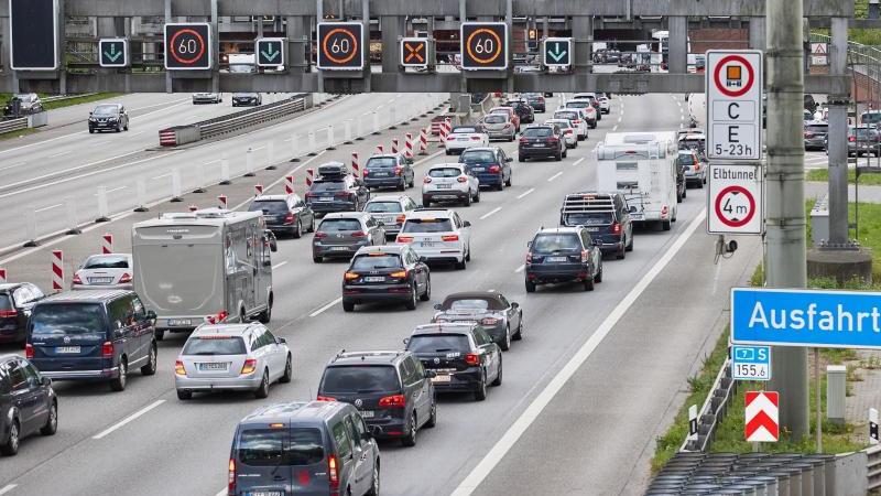 Kaum Ferienverkehr - aber Staugefahr durch Winterwetter Stau am Elbtunnel