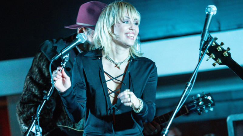 Miley Cyrus: Ihr neues 'Plastic Hearts'-Album erscheint nächsten Monat Miley Cyrus: Ihr neues 'Plastic Hearts'-Album erscheint nächsten Monat
