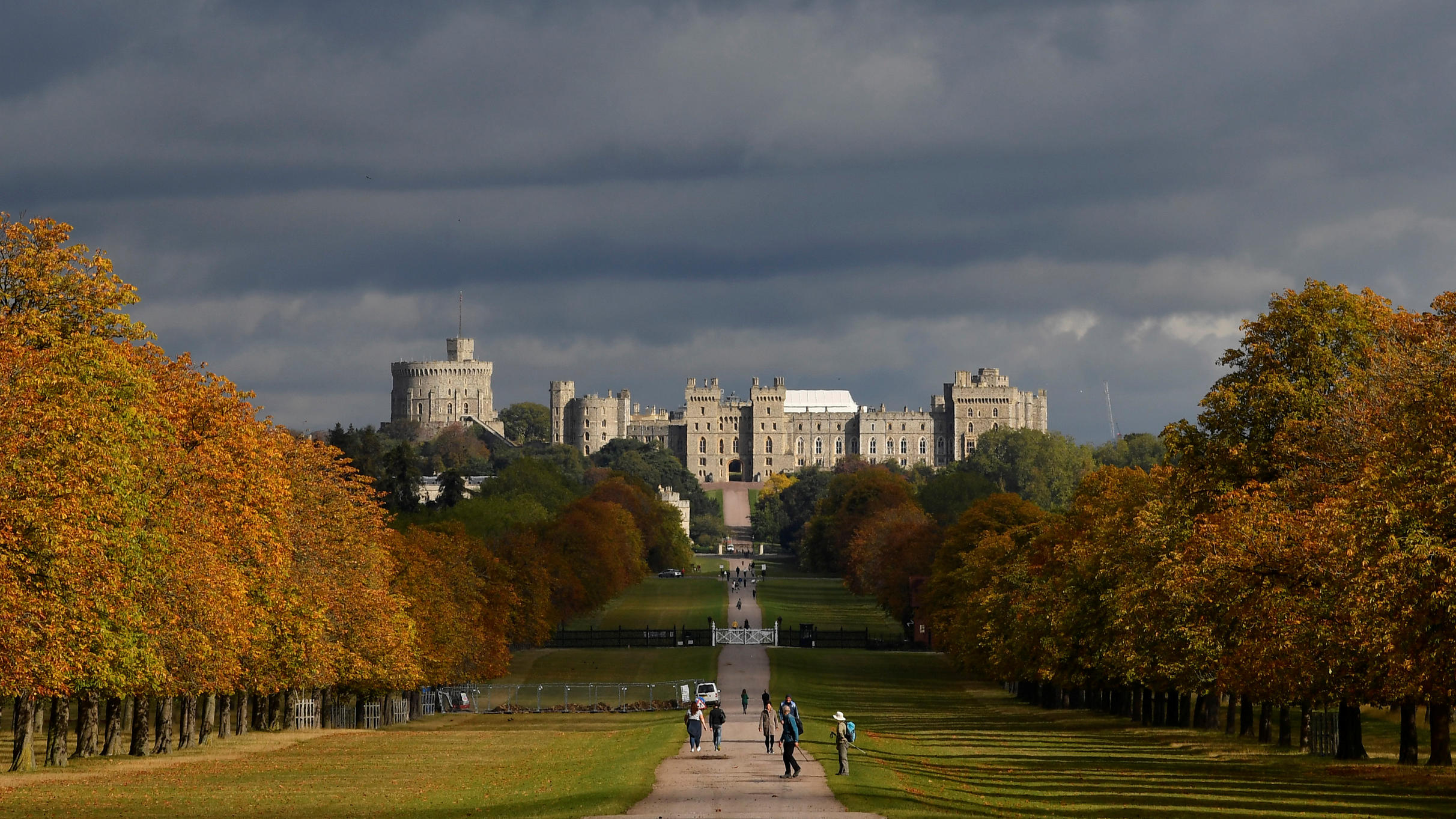 Angestellte brauchen 40 Stunden, um alle Uhren der Queen auf Winterzeit umzustellen Windsor Castle im Herbst
