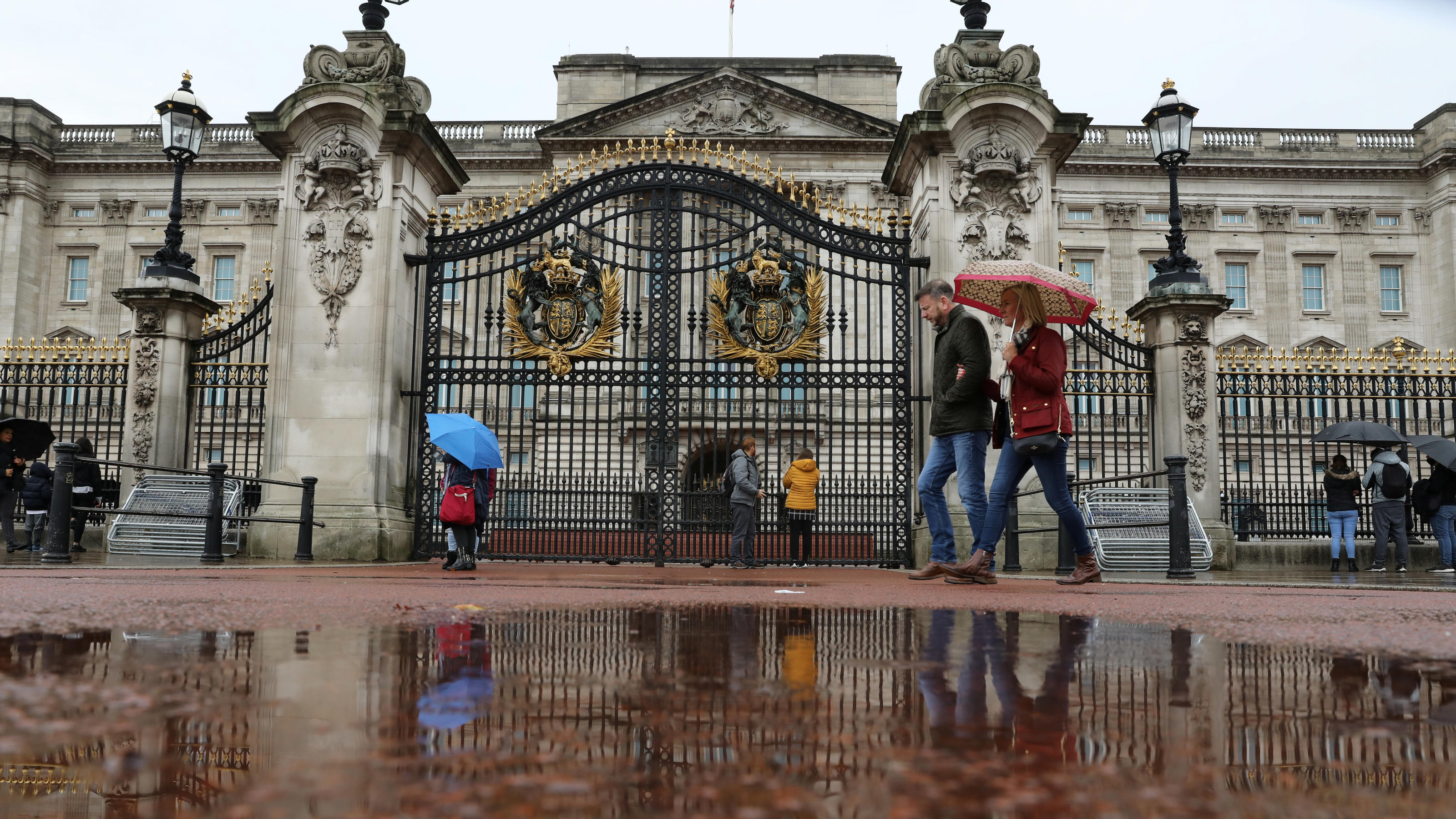 Angestellte brauchen 40 Stunden, um alle Uhren der Queen auf Winterzeit umzustellen Buckingham Palace in London