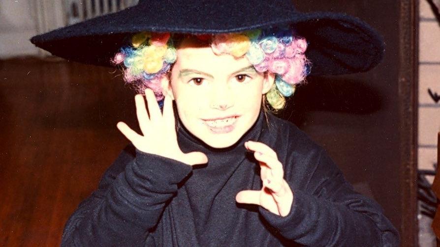 Magisches Kinderfoto: Welcher „Hexen hexen“-Star ist hier zu sehen? Na, haben sie diese kleine Hexe erkannt?