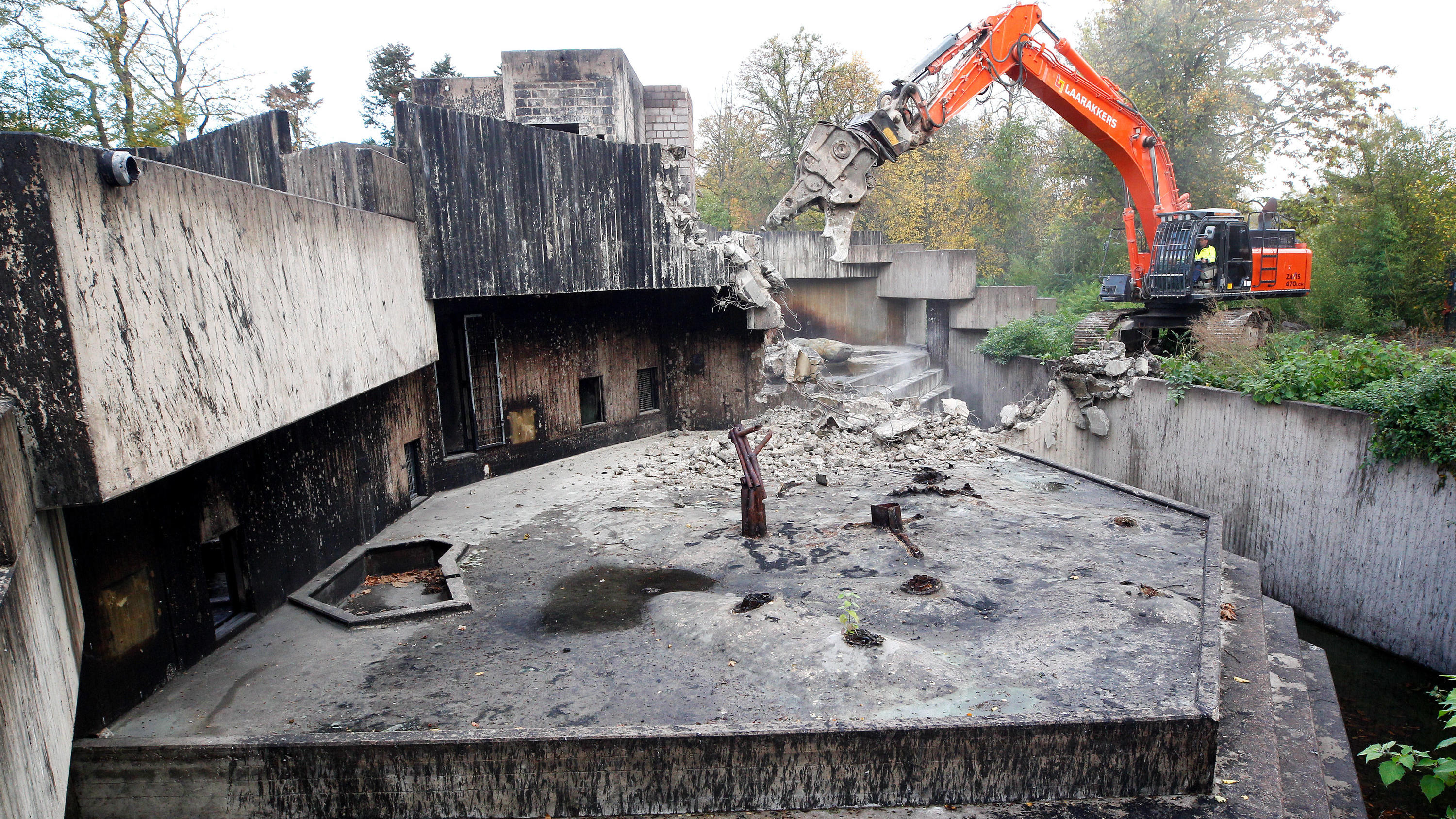 Letzte Abrissarbeiten an zerstörtem Affenhaus in Krefeld 26.10.2020, Nordrhein-Westfalen, Krefeld: Mit schwerem Gerät wird die Brandruine des Affenhauses abgerissen. Knapp zehn Monate nach der kompletten Zerstörung des Affenhauses durch den Brand in der Silvesternacht wird Platz für einen geplanten Neubau