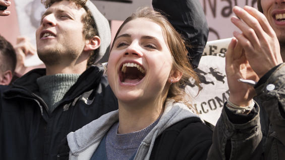 Das ist der deutsche Oscar-Kandidat 2021: „Und morgen die ganze Welt“ HANDOUT - 12.03.2020, ---: Mala Emde (M) als Luisa in einer Szene des Films "Und morgen die ganze Welt" (undatierte Filmszene). Der Spielfilm «Und morgen die ganze Welt» von Julia von Heinz geht für Deutschland ins Oscar-Rennen. Foto: -/Alamode Film/
