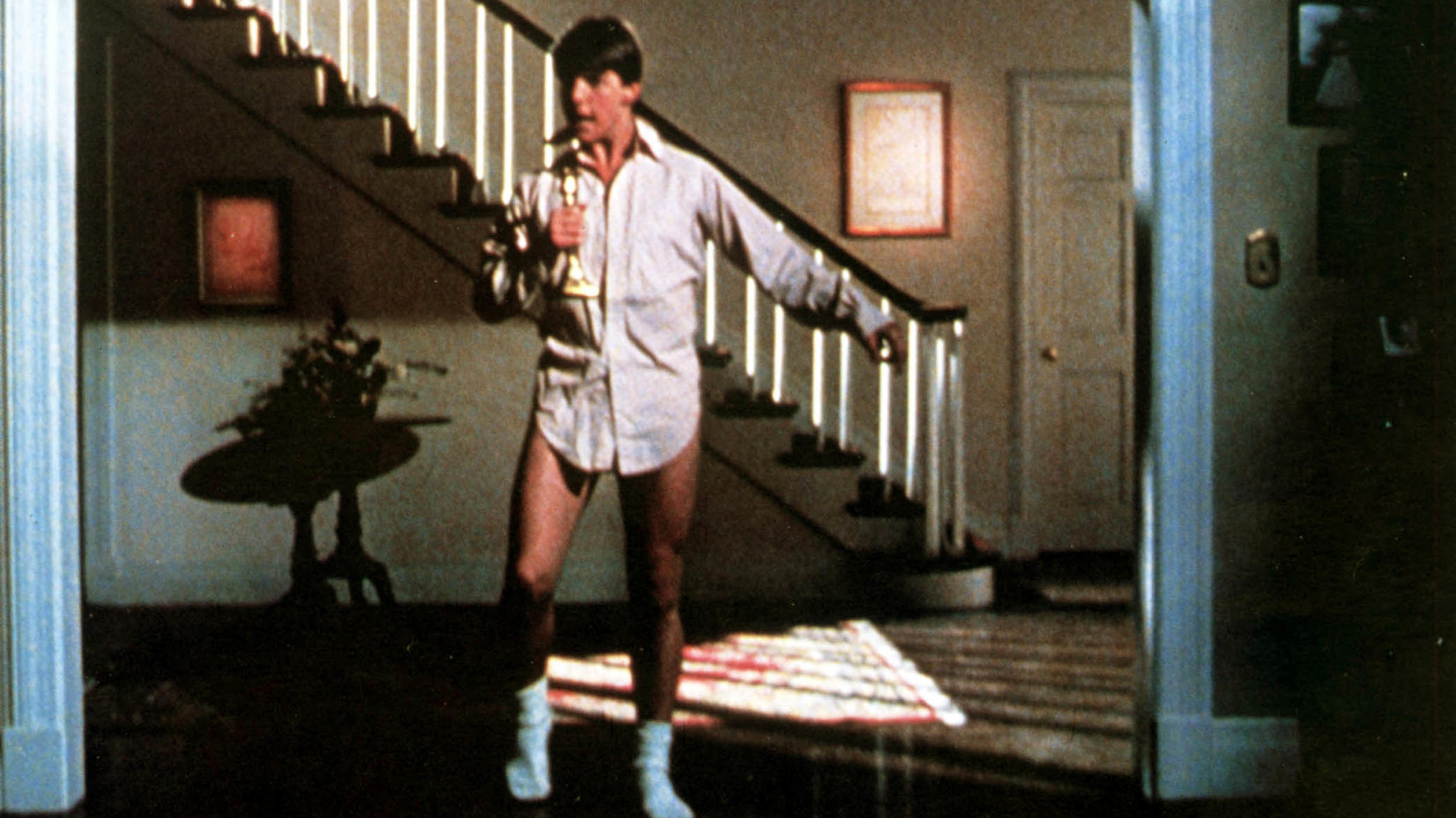 Johannes Haller allein zu Haus: Wie lustig er die Zeit ohne Freundin Jessica Paszka nutzt Tom Cruise bei seinem legendäre Tanz im Film "Lockere Geschäfte".