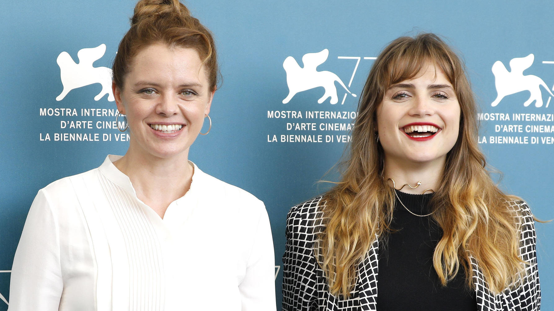 Das ist der deutsche Oscar-Kandidat 2021: „Und morgen die ganze Welt“ Julia von Heinz und Mala Emde beim Photocall zum Kinofilm Und morgen die ganze Welt / And Tomorrow the Entire World auf der Biennale di Venezia 2020 / 77. Internationale Filmfestspiele von Venedig im Palazzo del Casino. Venedig, 10.09.2020 *** Julia