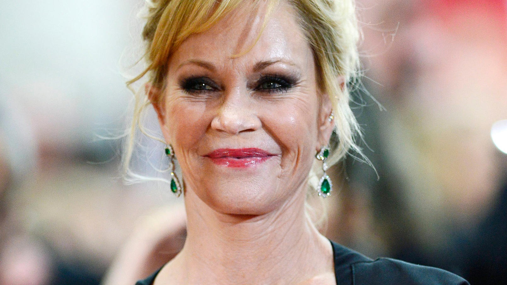 Melanie Griffith präsentiert sich im Bikini - mit wichtigem Appell ARCHIV - Melanie Griffith kommt am 22.02.2015 in Los Angeles (USA) zur 87. Oscar-Verleihung. Griffith (60) hat bei einer Gesprächsrunde zu Gehirnerkrankungen bei Frauen in Los Angeles über ihre jahrelange Epilepsie gesprochen. (zu dpa "Melanie Griffi