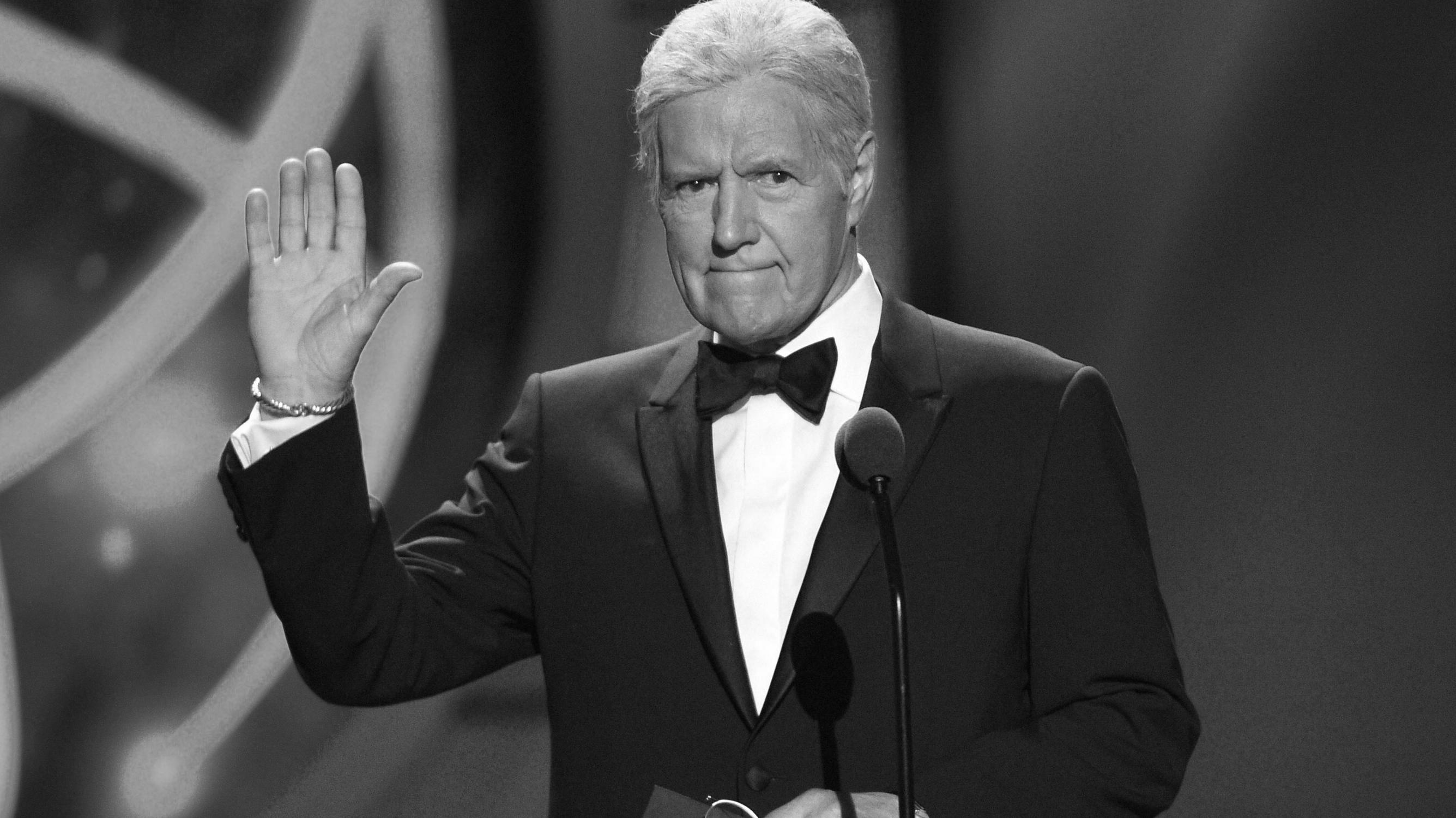 Hollywood trauert um "Jeopardy!"-Moderator Alex Trebek ARCHIV - 05.05.2019, USA, Pasadena: Alex Trebek, Moderator und Quiz-Show-Host aus Kanada, spricht bei den 44. jährlichen Daytime Emmy Awards in Kalifornien. Trebek starb am Sonntag, den 8. November 2020, nachdem er fast zwei Jahre lang gegen Bauchspe