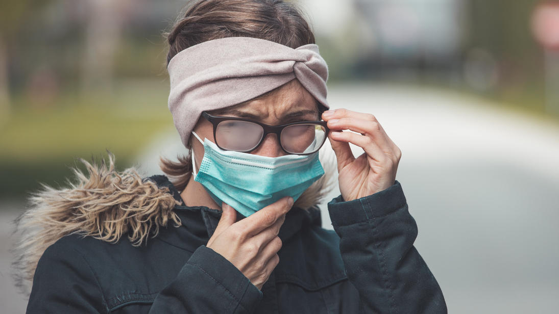 Brille beschlägt immer mit Maske? Arzt zeigt bei Twitter den ultimativen Trick Atemmaske + Brille = schlechte Sicht!