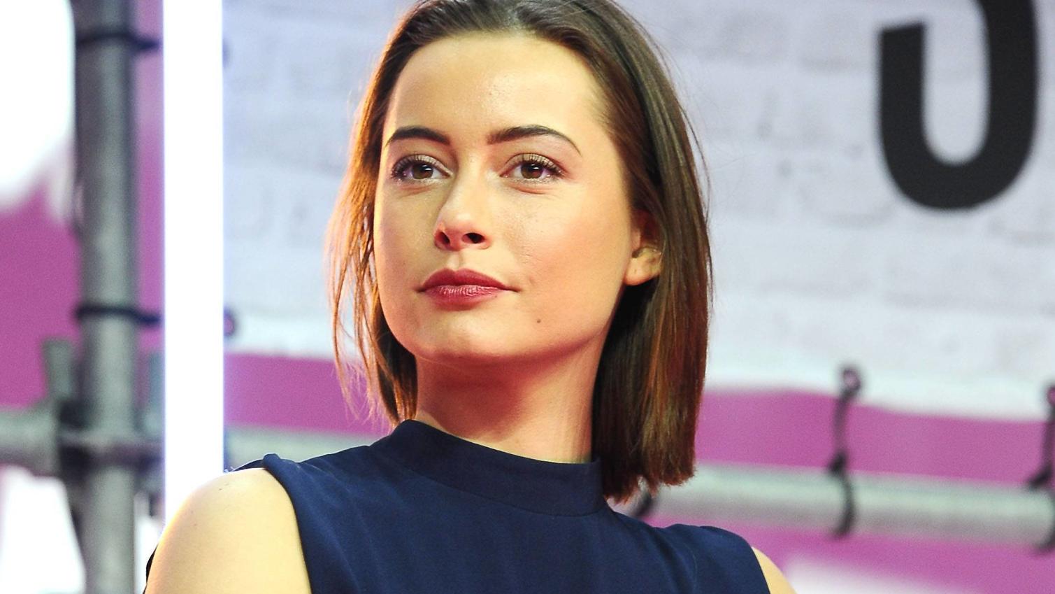 Ist Bachelor-Ex Jenny Lange schwanger? DAS ist ihre Antwort auf die Gerüchte Jenny Lange schaut skeptisch.