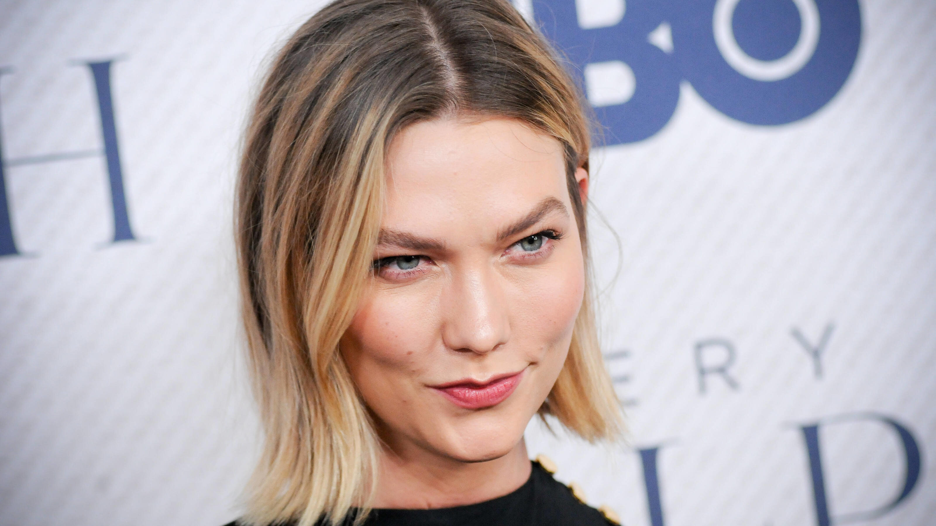 Ehrliche Mama: Topmodel Karlie Kloss pumpt Milch im Auto auf der Rückbank ab Supermodel Karlie Kloss postet auf Instagram ein Foto, auf dem sie ihre Milch abpumpt
