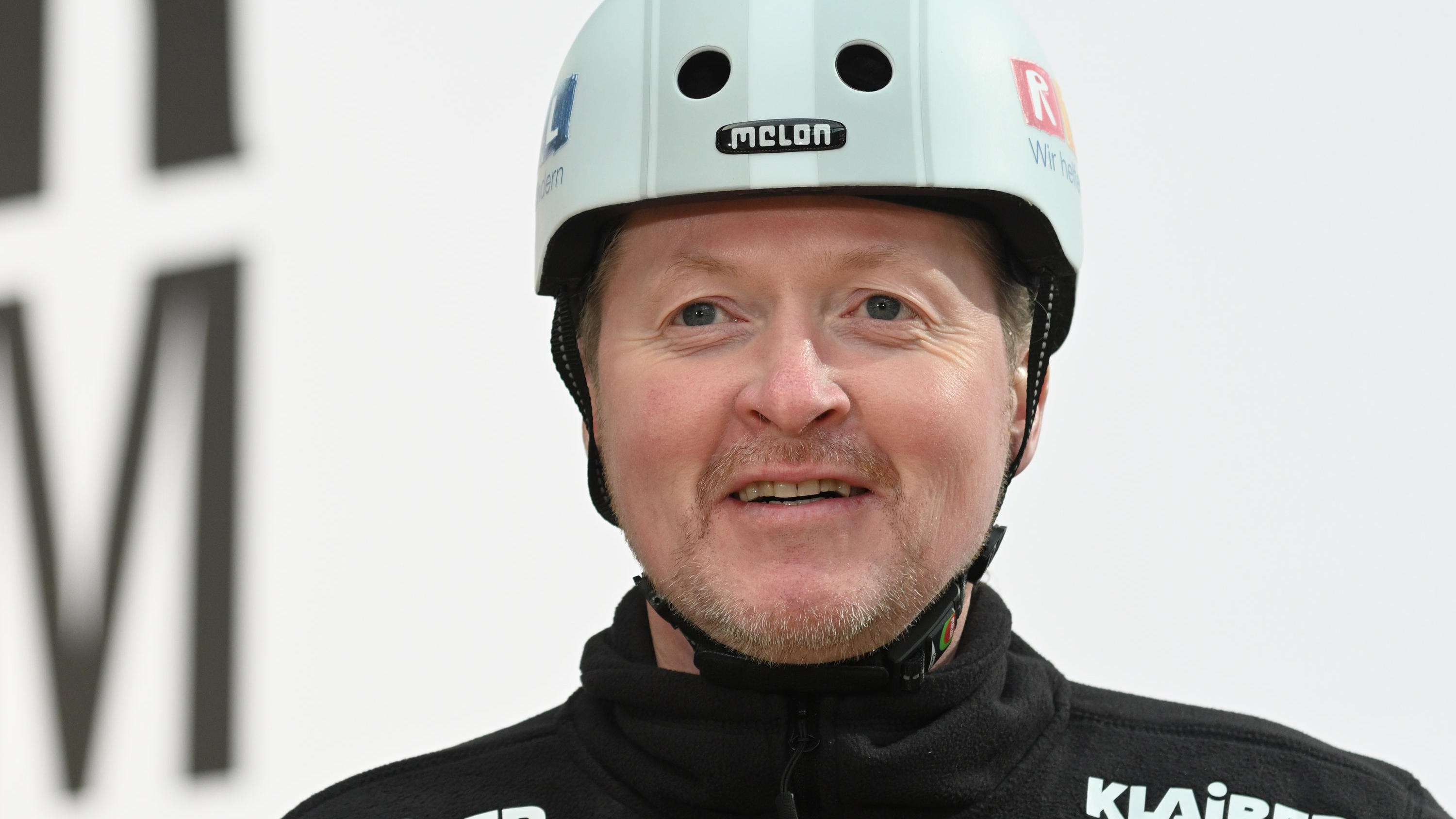Joey Kelly: Endlich ein gemeinsames Foto mit seiner Tochter Lisann ARCHIV - 20.11.2019, Nordrhein-Westfalen, Köln: Der Musiker Joey Kelly steht bei einem Fototermin zur «24h Roller Biathlon Challenge» im Rahmen des RTL-Spendenmarathons vor einer Fotowand. Für den RTL-Spendenmarathon 2020 will Extremsportler Joey Kel